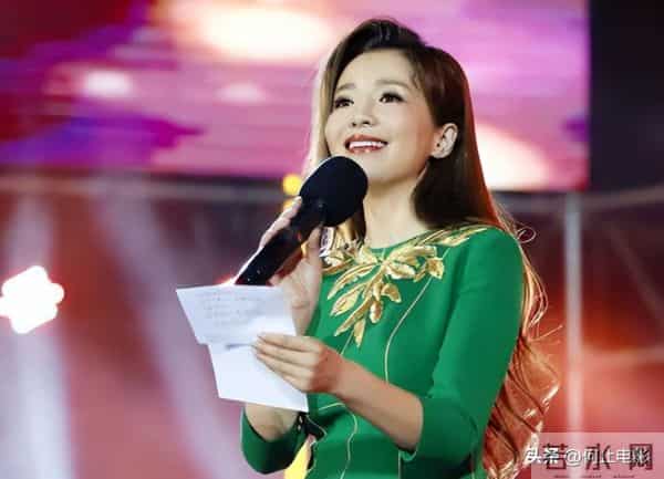 52岁朱迅头顶白发,眼角皱纹多,一生经历17次生死却无畏死亡