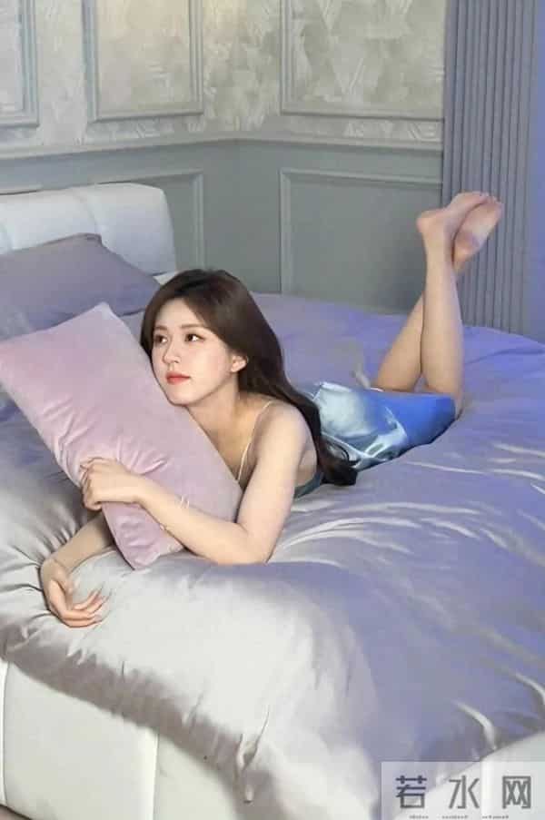 赵露思光脚丫很可爱