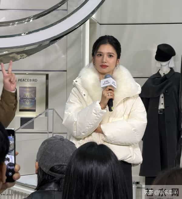 张婧仪现身西安赛格被偶遇 本人脸超小 骨相绝了 真人美得像洋娃娃