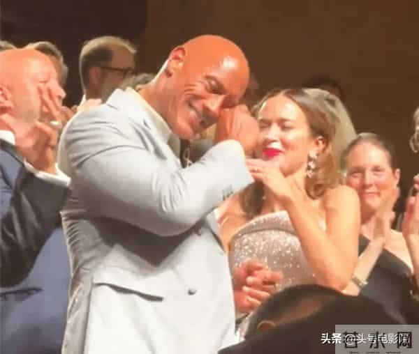 暴瘦54斤，巨石强森开拍新片：满脸皱纹！还要和小李子演黑帮电影