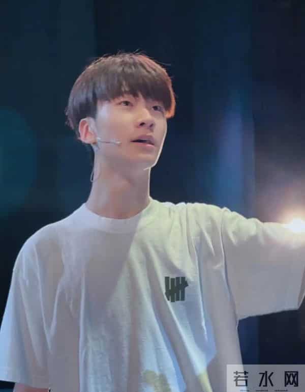 张亮儿子国外庆生，18岁天天租小房子环境简陋，和王诗龄差距大