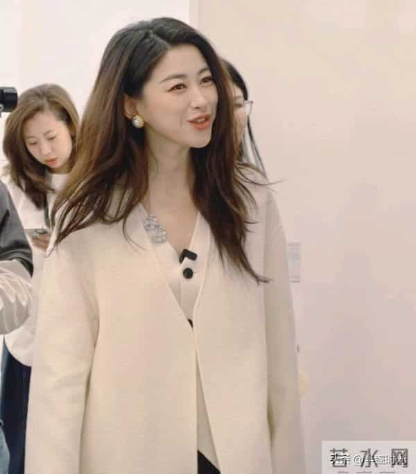 41岁朱珠在上海看艺术展,她穿着白衣,身材苗条,皮肤白皙 太美了