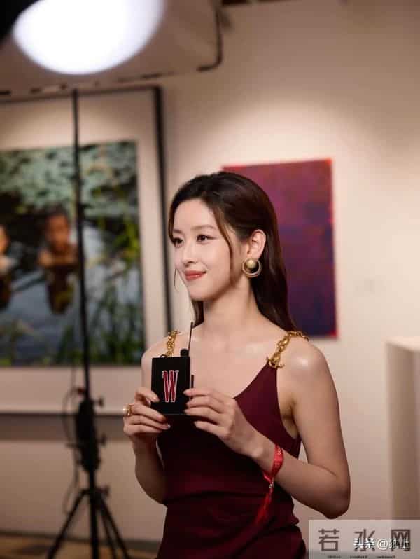 章泽天出席慈善拍卖会，被她笑起来的样子吓到，没网上吹嘘的漂亮