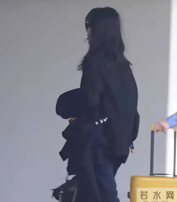 杨紫上海出发路透,穿黑色外套又酷又飒,瘦了很多看着更成熟了