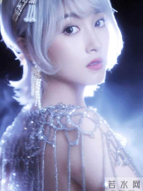 女明星，关晓彤，身材是极品的，充满诱惑，但脸就太幼态了！