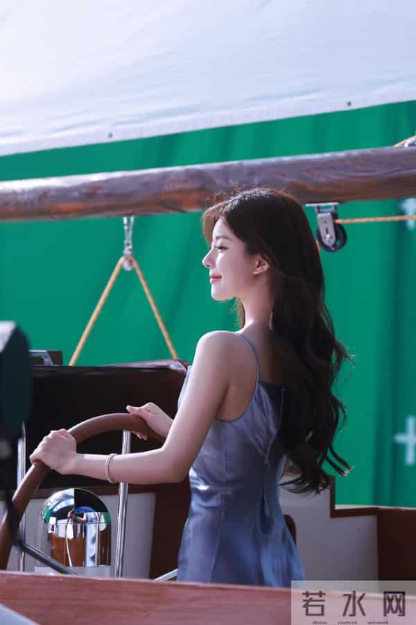 赵露思光脚丫很可爱