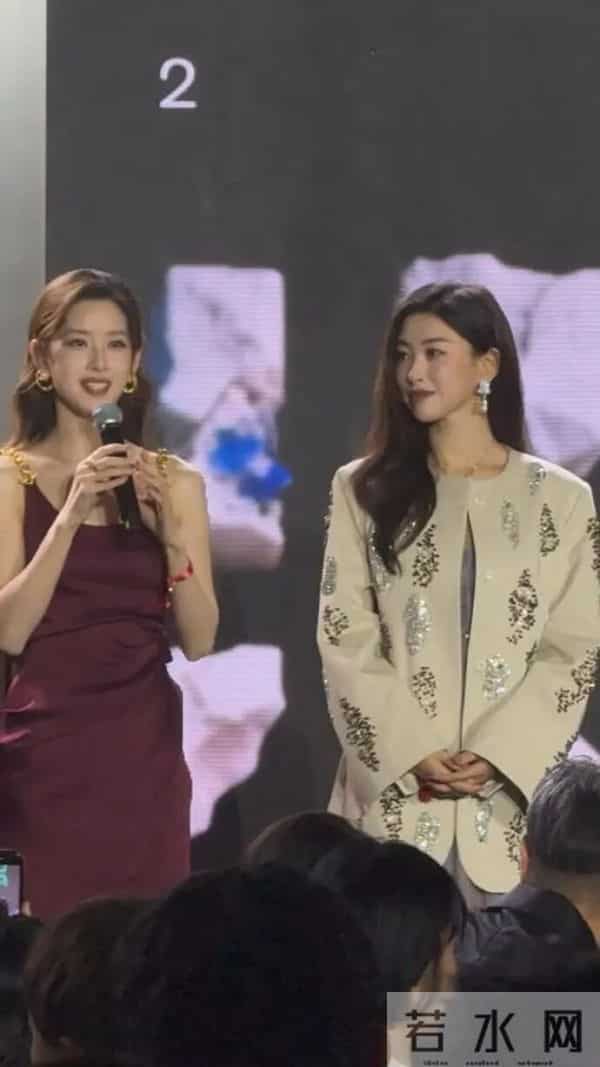 章泽天和大10岁朱珠在艺术晚宴同框,回应是否看得懂艺术展,透露会带女儿看展并讨论