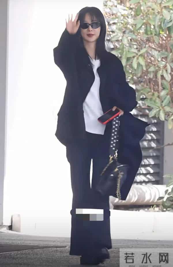 杨紫上海出发路透,穿黑色外套又酷又飒,瘦了很多看着更成熟了