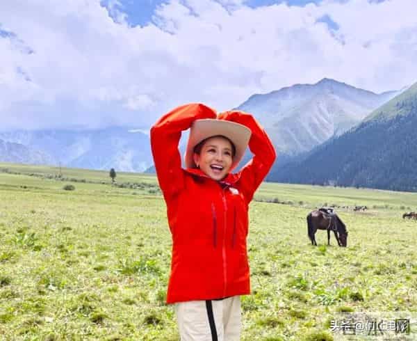 52岁朱迅头顶白发,眼角皱纹多,一生经历17次生死却无畏死亡