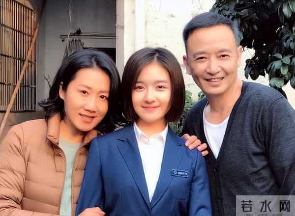 她凭《伪装者》火出圈,54岁不婚不育,母亲是她坚强的后盾!