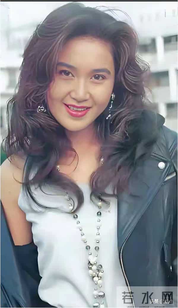 温碧霞普陀山造型大胆！59岁穿低胸吊带露臂,面部状态成热议话题