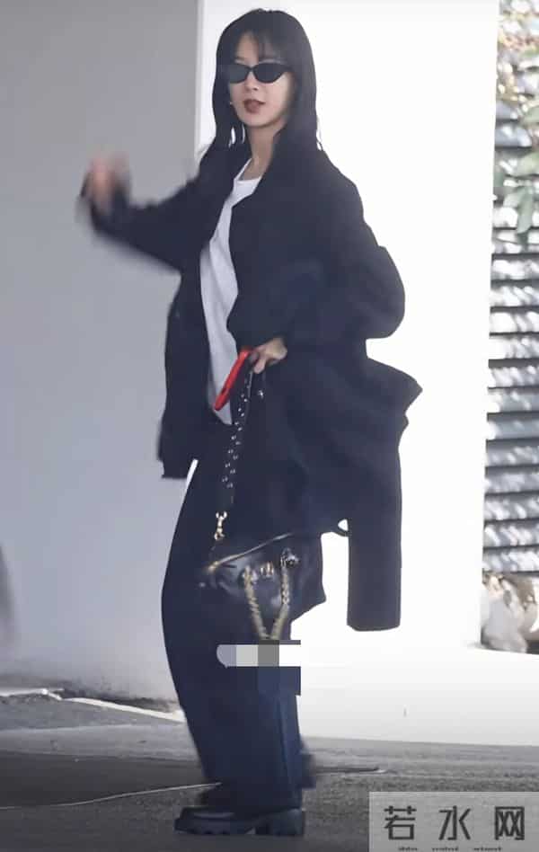 杨紫上海出发路透,穿黑色外套又酷又飒,瘦了很多看着更成熟了