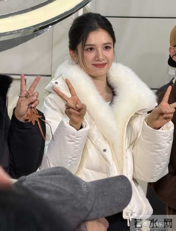 张婧仪现身西安赛格被偶遇 本人脸超小 骨相绝了 真人美得像洋娃娃