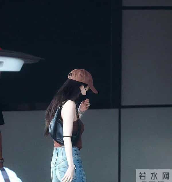 杨幂也老了?穿“小背心+高腰裤”秀长腿,但“松弛感”很明显