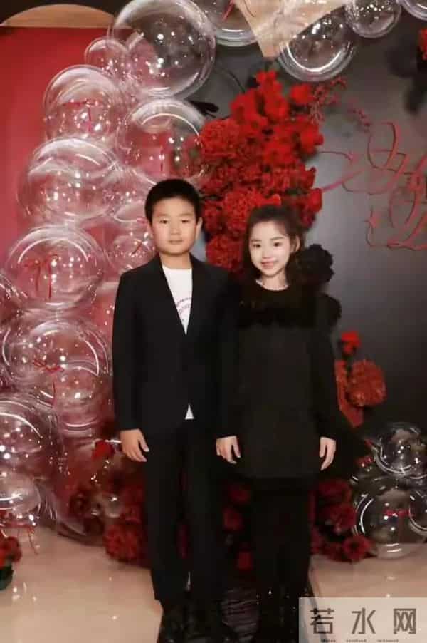 董璇一家与佟大为一家合照 佟大为儿子罕见公开出镜,颜值撞脸老爸