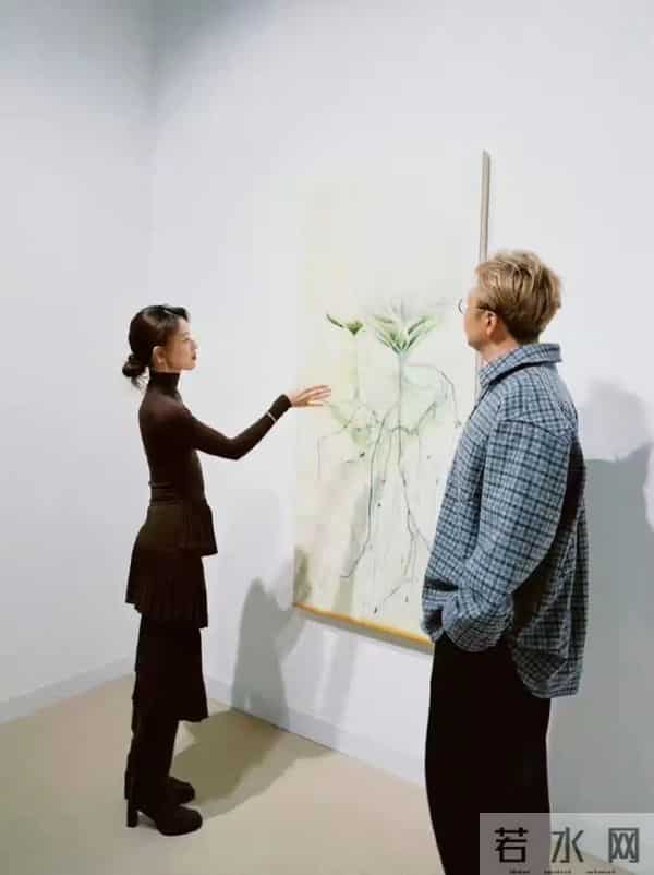 章泽天以总监身份拍杂志,每天7点起床看新闻,难怪刘强东自卑了