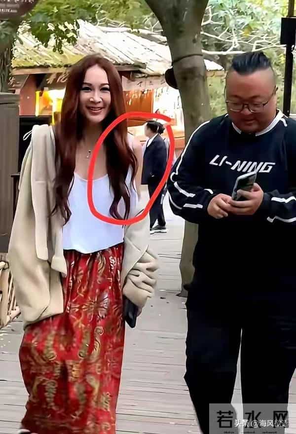 59岁温碧霞普陀山造型炸锅,低胸吊带露臂太敢穿,面部状态引争议