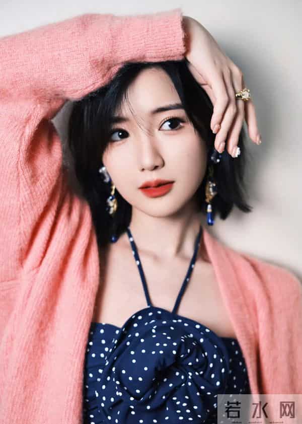 毛晓彤是懂温柔暴击的!蓝粉叠穿甜度满分,这才是春日般满分穿搭