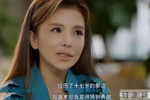 52岁朱迅头顶白发,眼角皱纹多,一生经历17次生死却无畏死亡