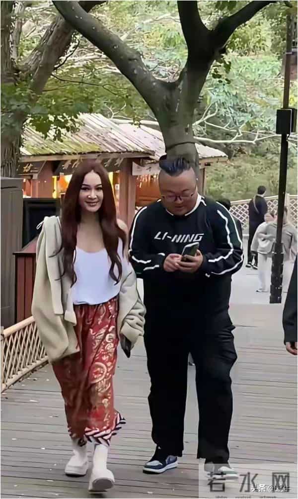 温碧霞普陀山造型大胆！59岁穿低胸吊带露臂,面部状态成热议话题