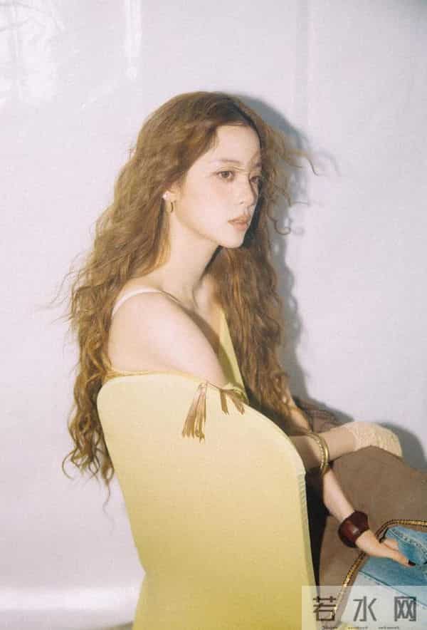 欧阳娜娜,这大波浪卷烫的