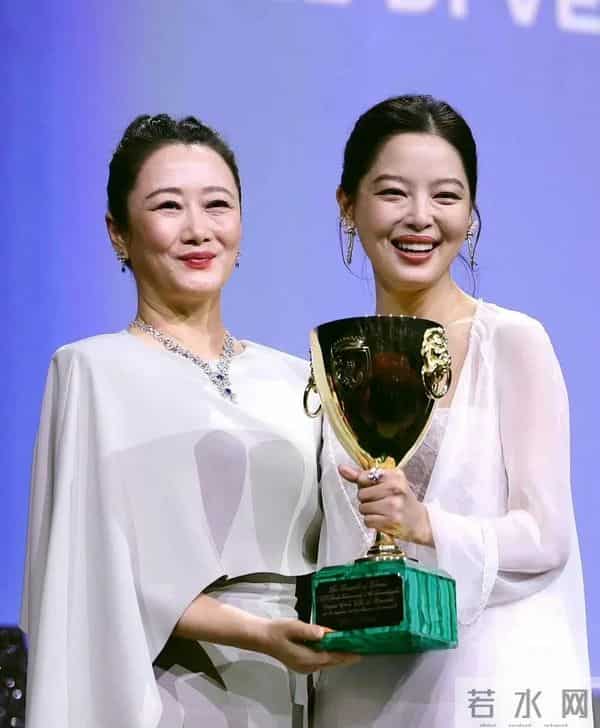 硬气反击6天后,回老家鹤岗撸串的辛芷蕾,没给郝蕾留一点体面