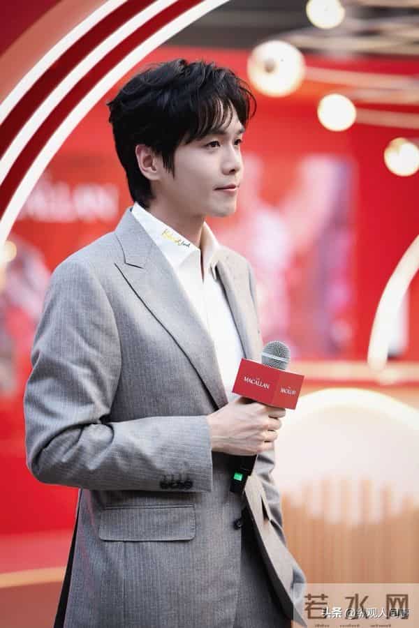 张若昀现身剪彩仪式,生图下脸肿胀,全是褶子,与精修图判若两人