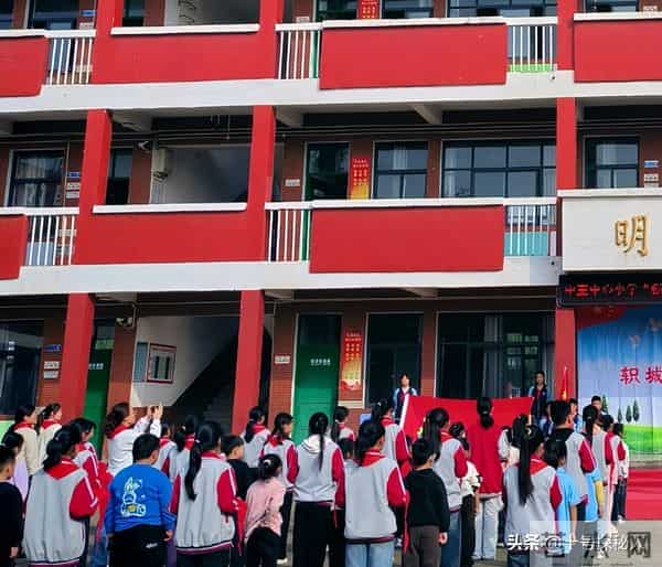 他3岁上央视，5岁登春晚，7岁就年薪百万，如今怎样了？