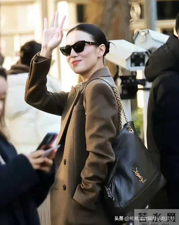 宋佳的气质真是出挑!穿棕色大衣+黑裤子,简约又高级!