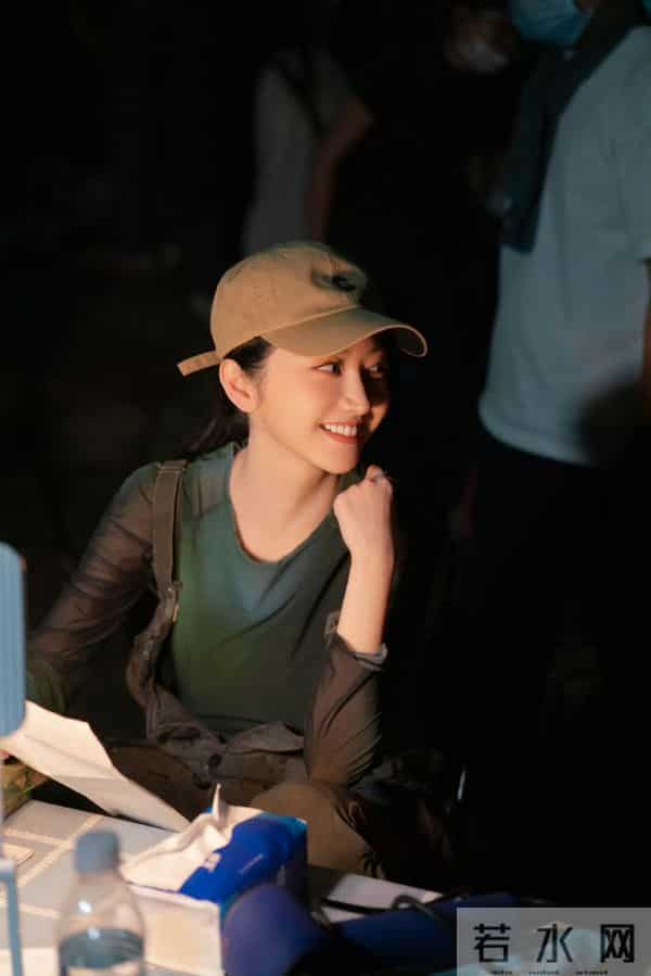 景甜今日剧照花絮,工作中的样子好美