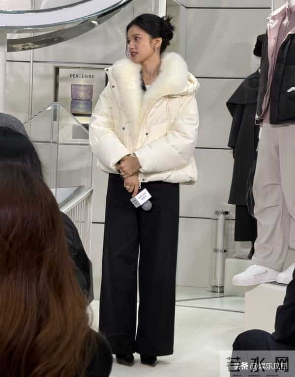 张婧仪现身西安赛格被偶遇 本人脸超小 骨相绝了 真人美得像洋娃娃