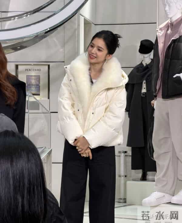 张婧仪现身西安赛格被偶遇 本人脸超小 骨相绝了 真人美得像洋娃娃