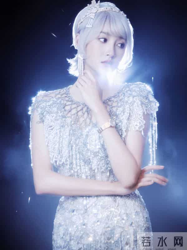 女明星，关晓彤，身材是极品的，充满诱惑，但脸就太幼态了！