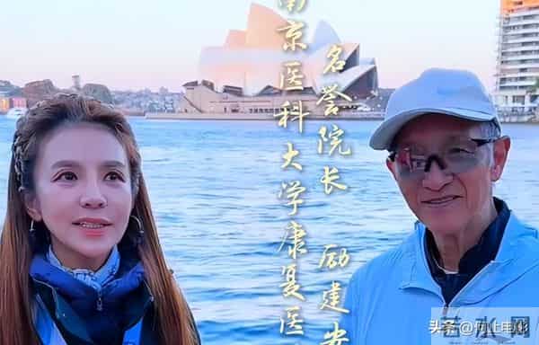 52岁朱迅头顶白发,眼角皱纹多,一生经历17次生死却无畏死亡