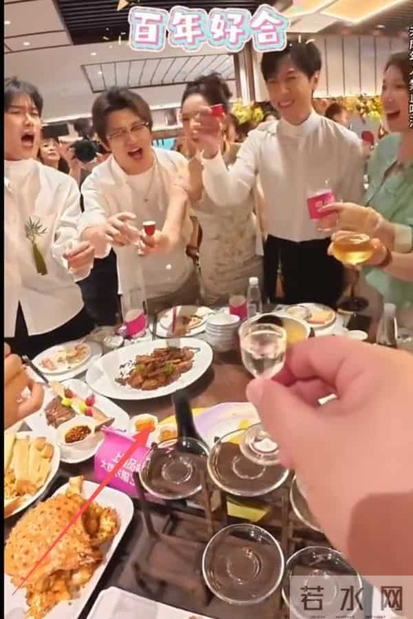 董璇回应婚礼餐标67元，生图脸肿又僵不屑，大聊婚后生活合不拢嘴