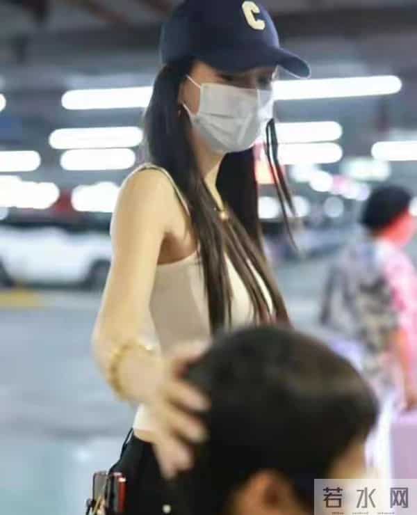 家宴现场感动全网!小海绵获赠珍贵礼物,黄晓明家族态度引人深思