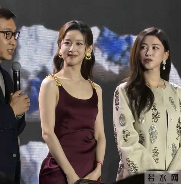 钱多有什么用？31岁章泽天和41朱珠同框，给所有豪门贵妇提了个醒