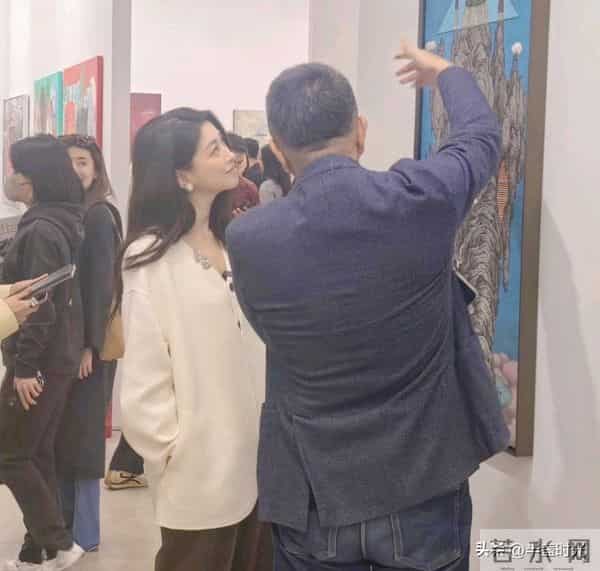 41岁朱珠在上海看艺术展,她穿着白衣,身材苗条,皮肤白皙 太美了