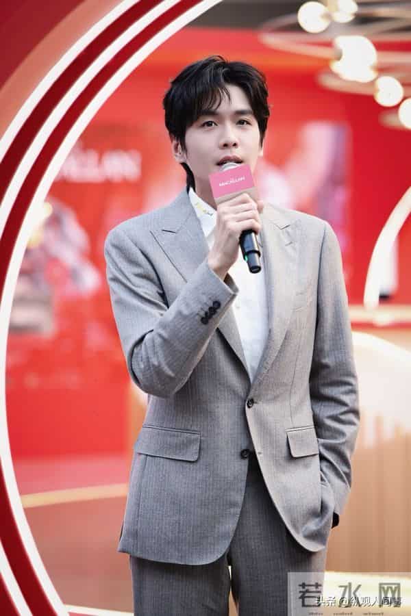 张若昀现身剪彩仪式,生图下脸肿胀,全是褶子,与精修图判若两人