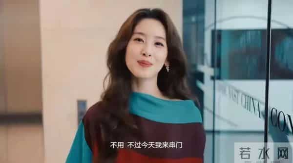 章泽天以总监身份拍杂志,每天7点起床看新闻,难怪刘强东自卑了