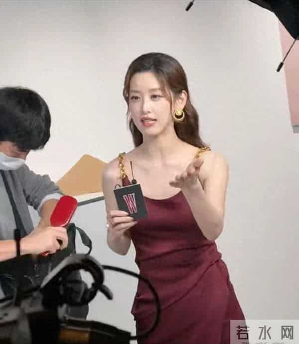 31岁章泽天穿酒红色长裙亮相活动,竟把风情万种的朱珠比下去了!