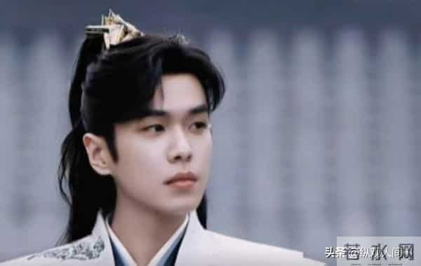 张若昀现身剪彩仪式,生图下脸肿胀,全是褶子,与精修图判若两人