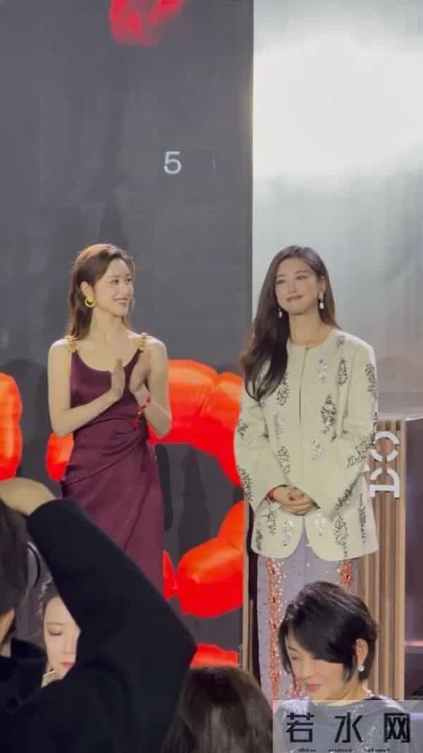 章泽天和大10岁朱珠在艺术晚宴同框,回应是否看得懂艺术展,透露会带女儿看展并讨论