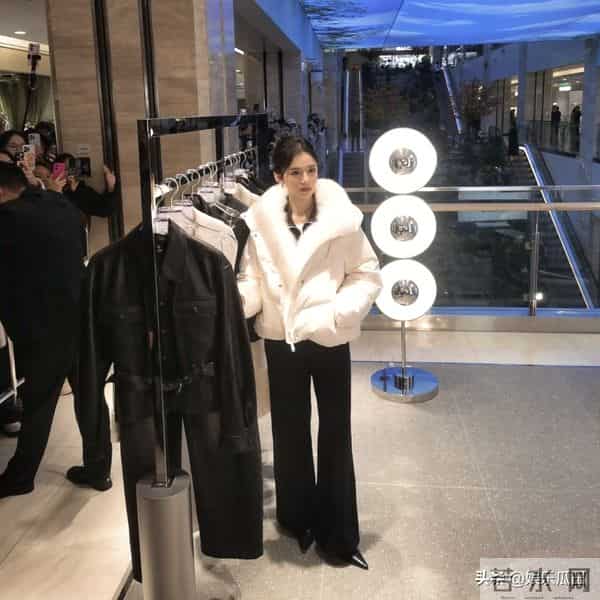 张婧仪现身西安赛格被偶遇 本人脸超小 骨相绝了 真人美得像洋娃娃