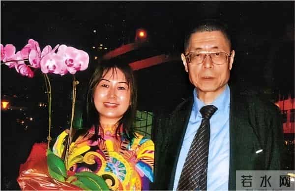 孙颖：和翁帆一样都是48岁，为80多岁刘诗昆生一儿一女，手段高明