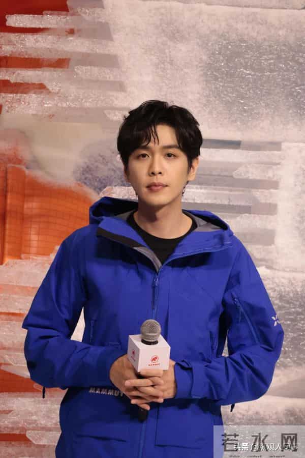 张若昀现身剪彩仪式,生图下脸肿胀,全是褶子,与精修图判若两人