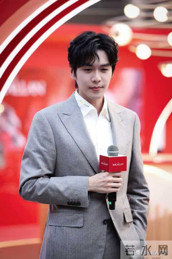 张若昀现身剪彩仪式,生图下脸肿胀,全是褶子,与精修图判若两人