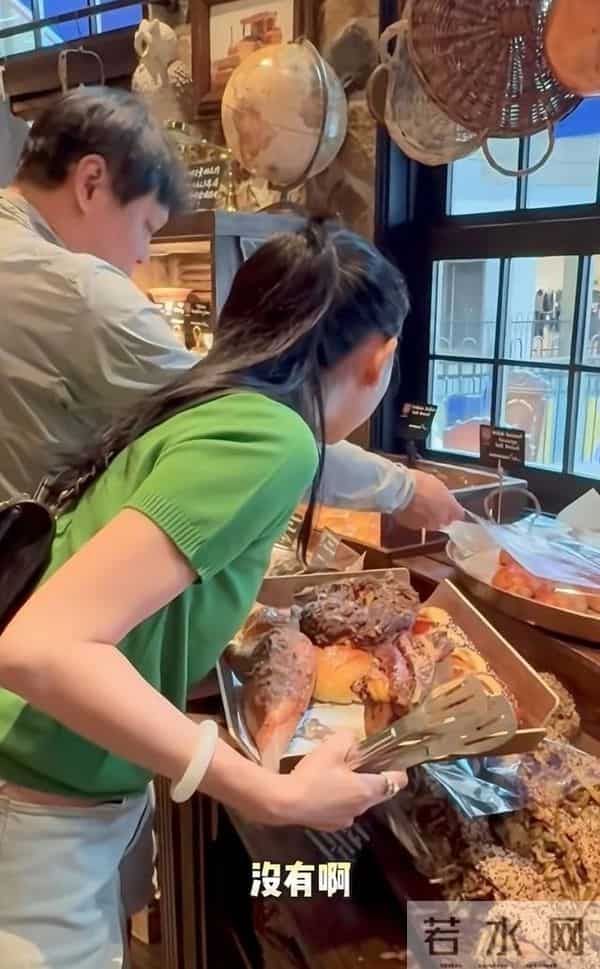 范志毅夫妇立冬逛街，差17岁被认成父女俩，老婆个高漂亮但管得严