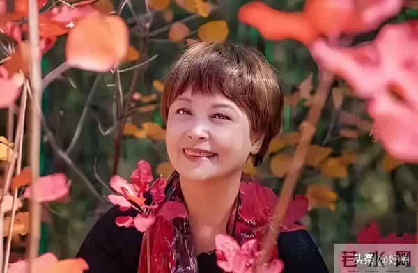 从主持人到演员，她为儿子息影，却在丈夫肝癌去世后，靠演技出圈