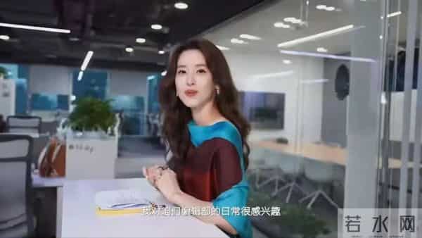 章泽天以总监身份拍杂志,每天7点起床看新闻,难怪刘强东自卑了